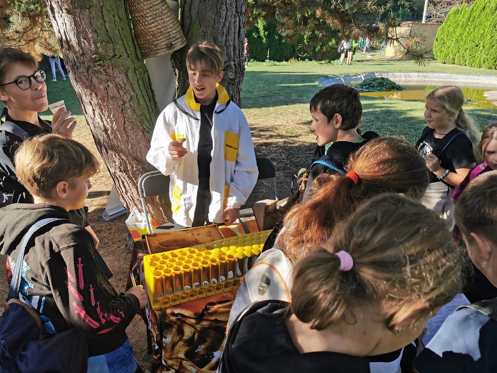 Jakub BLáha - včelař - stánek včel - Rakovnická botanická zahrada - ekologická soutěž