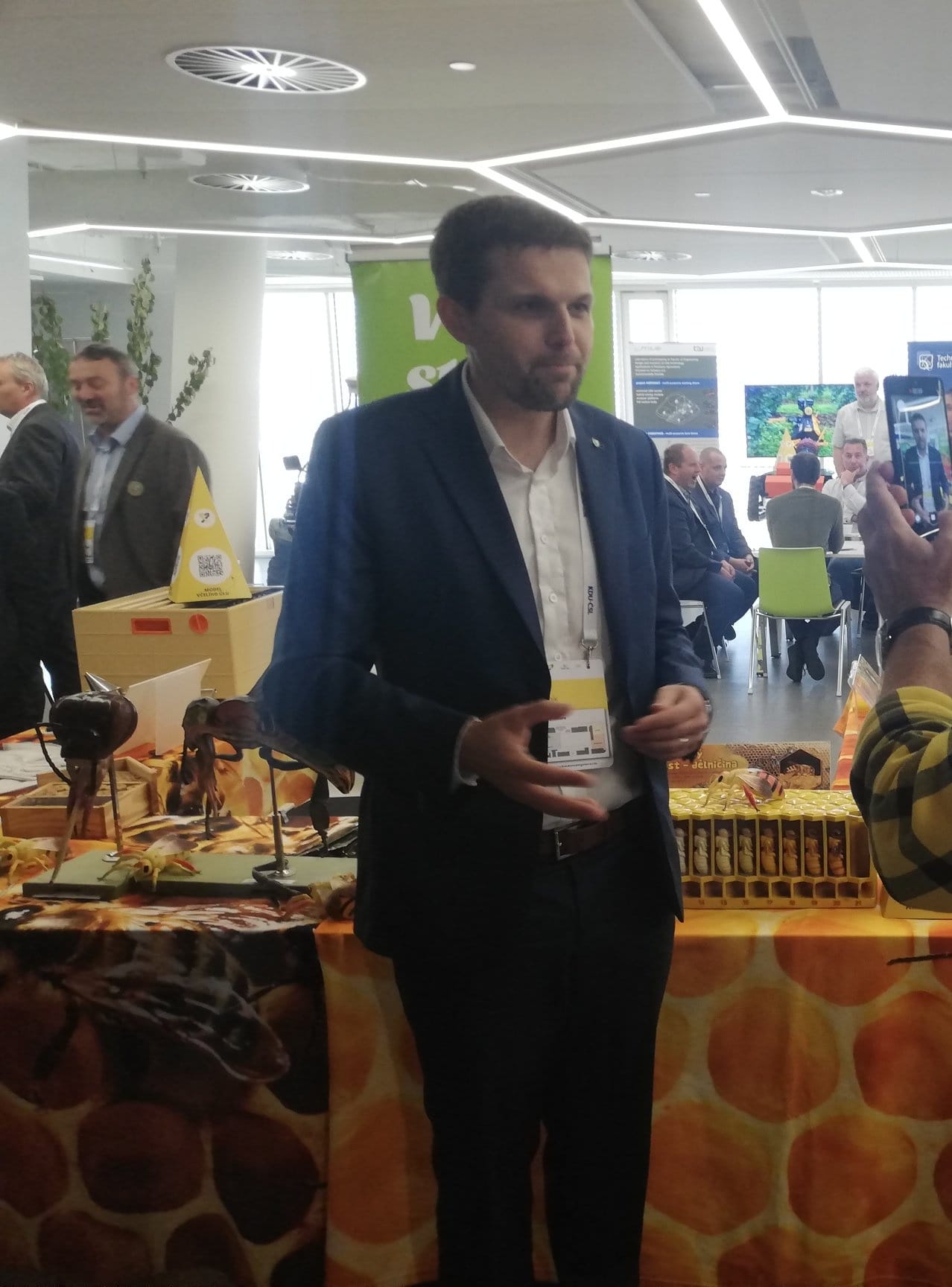 Jakub Bláha - Z dnešní celodení výstavy na konferenci KDU-ČSL byl stánek take spolku VČELÍStráž(1)